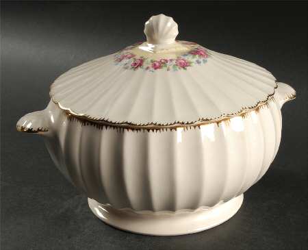 Bridal Wreath Round Covered Vegetable