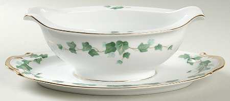 Hedera Gravy Boat with Attached Underplate
