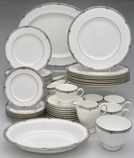 Amherst (Platinum Trim) 44 Piece Estate Set