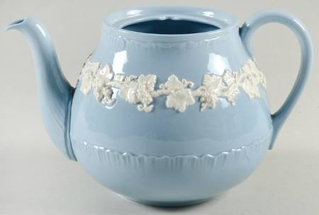 Cream Color on Lavender (Shell Edge) Teapot No Lid