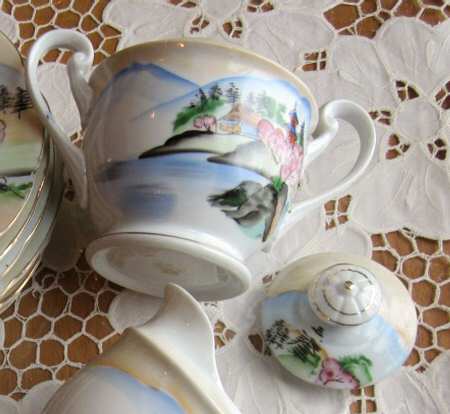 WAJ12 Sugar Bowl & Lid by Wales (Japan)