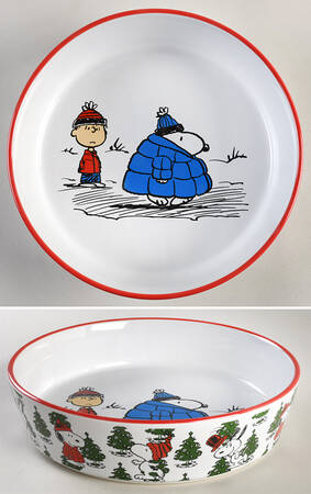 Peanuts Christmas 9" Round Baker