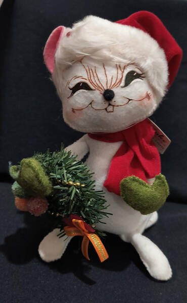 Christmas Mice Delights Mouse Holding Wreath - No Box