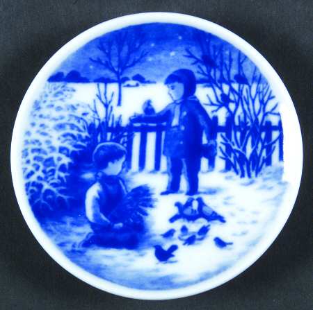 Christmas Plaquette Feeding The Birds - No Box