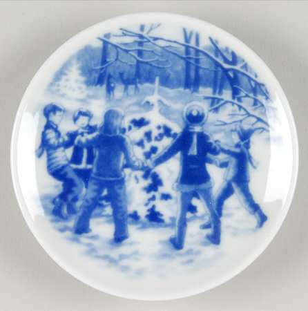 Christmas Plaquette Dancing Round The Christmas Tree In The  - Boxed