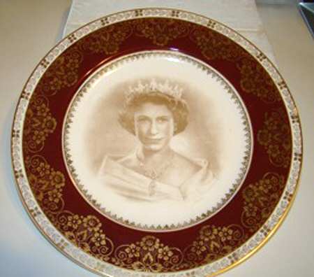 Crown Ducal Royalty Giftware Queen Elizabeth-Plate (Red) - Boxed