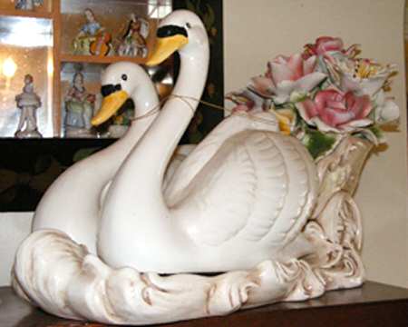 Capodimonte Giftware Swan Centerpiece - No Box