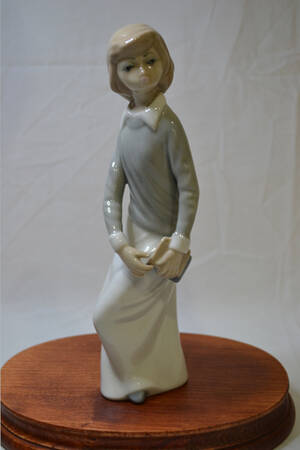 Casades Figurines Girl With Book - No Box