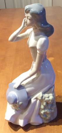 Casades Figurines Lady With Hat - Boxed