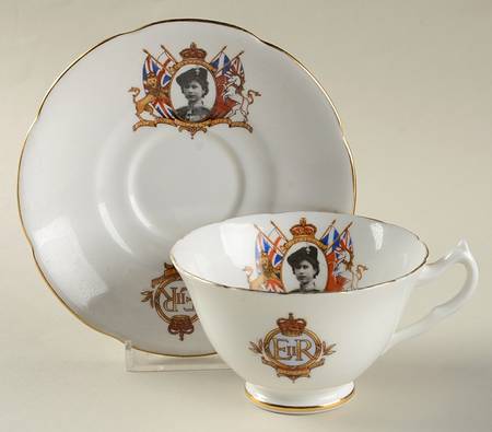 Collingwoods Royalty Souvenirs Queen Elizabeth Ii - No Box