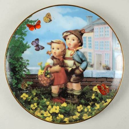 Little Companions Hummel Plates Surprise - No Box