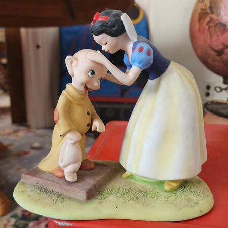 Disney Figurines Snow White & Dopey - No Box