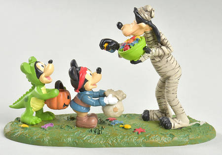 Mickey's Pumpkintown Village Halloween Treats From Goofy - With Box