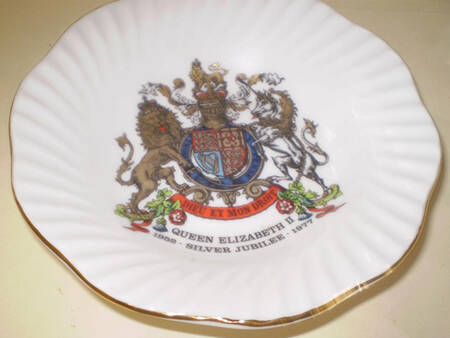 Elizabethan Royalty Commemorative Silver Jubilee Plate-Crest - No Box