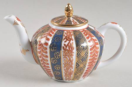 Victoria and Albert Museum Tea Pot by Franklin Mint
