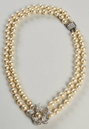 Franklin Mint Jewelry Jackie-Classic Bow & Faux Pearls - No Box