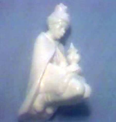 All White Figurines King Kneeling-Glossy - Boxed