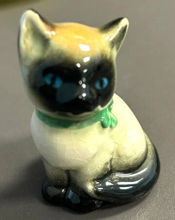 Animals-Figurines Siamese Kitten W/Green Bow - No Box