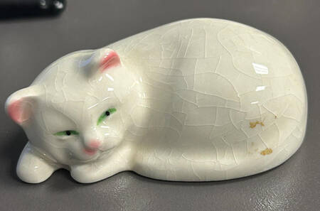 Animals-Figurines White Cat Lying Down - No Box