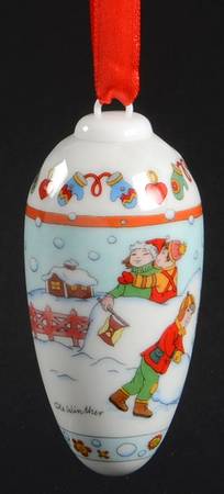 Annual China Pine Cone Ornament Snowball Fight - Boxed