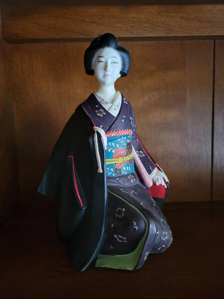 Hakata Urasaki Figurine Geisha Kneeling - Boxed