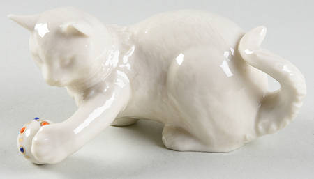 China Jewels Figurines Cat With Ball - With Box