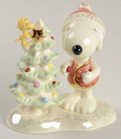 Peanuts Figurines Snoopy's Christmas Tradition - With Box