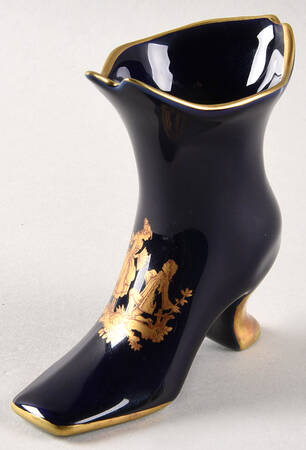 Limoges Miniature Figurines & Giftware Blue Boot-Romance Couple - No Box