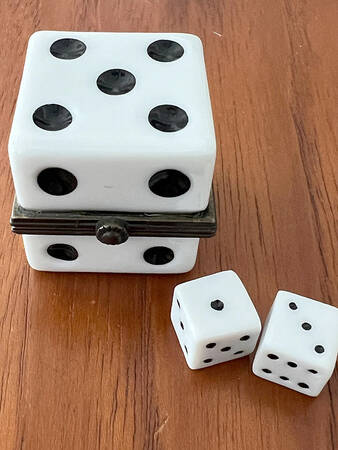 Men's Club Series Dice Box With 2 Dice - No Box