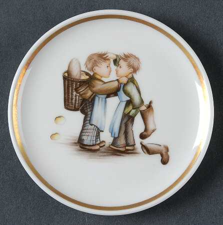 Berta Hummel Museum Miniature Plate Mother's Helpers - No Box