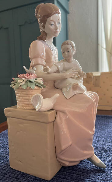 Nadal Porcelain Figurines Mother And Child With Floral Basket - No Box