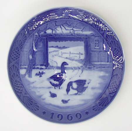 Annual Christmas Plate The Old Farmyard - No Box