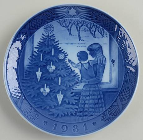 Annual Christmas Plate Admiring The Christmas Tree - No Box