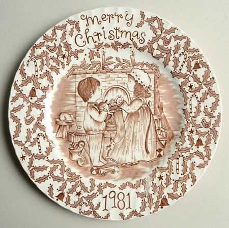 Royal Crownford Christmas Plates 1981-Brown - No Box