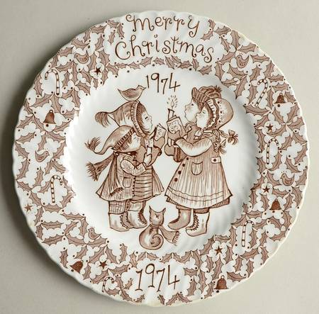 Royal Crownford Christmas Plates 1974-Brown - No Box