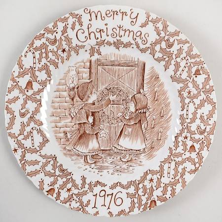 Royal Crownford Christmas Plates 1976-Brown - No Box
