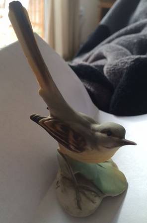 Tay Figurine Motacilla On Leaf - No Box