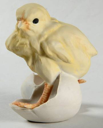 Tay Figurine Chick With Shell - No Box