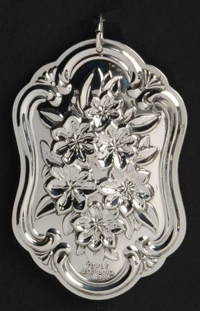 Flowers of Christmas Medallion Laurel - No Box