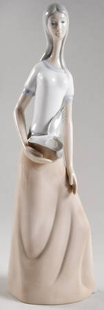 Tengra Figurines Lady With Dove - No Box