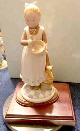 Holly Hobbie-Figurine Girl With Food - No Box