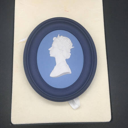 Wedgwood Royal Commemorative Giftware Elizabeth Ii Silver Jubilee Medallion - No Box