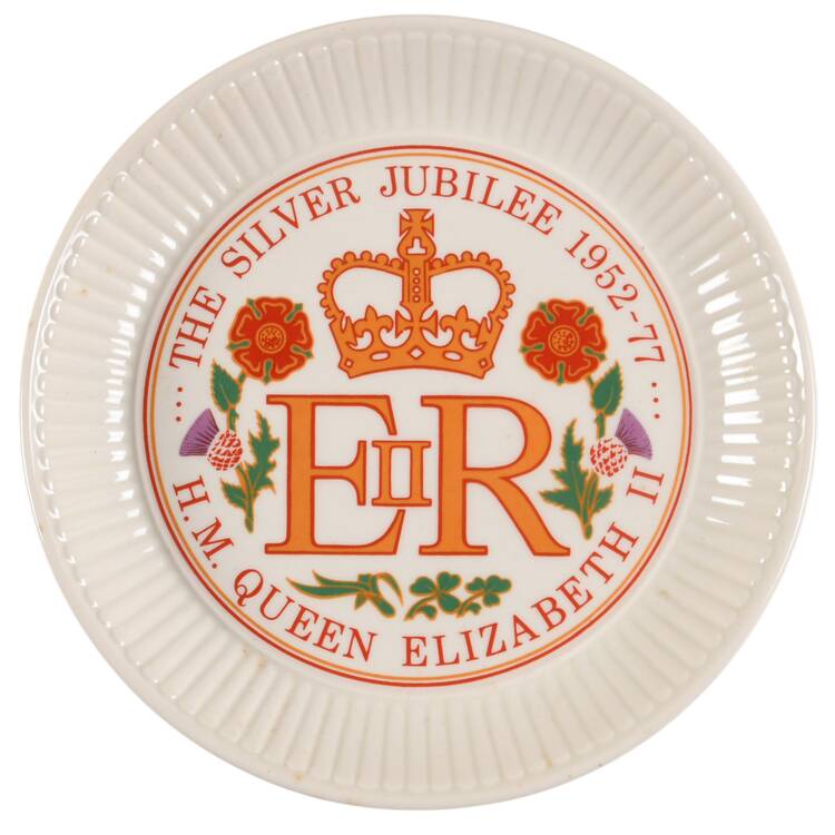 Wedgwood Royal Commemorative Giftware Elizabeth Ii Silver Jubilee Plate - Boxed