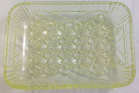 Daisy and Button with V Ornament Vaseline 7" Rectangular Tray