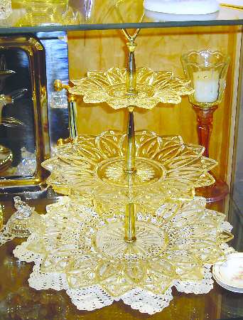 Petal (Iridescent) 3 Tier Serving Tray