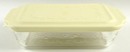 Fantasia 16" Rectangular Baker & Plastic Lid