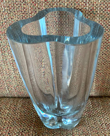 T348 7" Flower Vase
