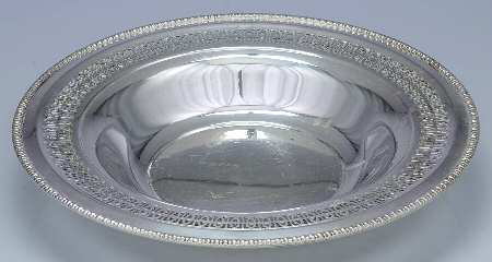 4335 (Silverplate, Hollowware) 12" Round Pierced Vegetable Bowl