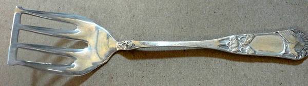 G5L1  Solid Flat Sardine Server