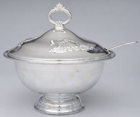 Castle Court (Silverplate, Hollowware) Tureen W/Lid, Ladle & Liner